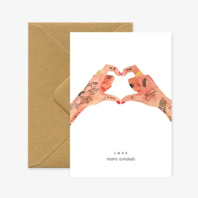 Carte postale Hands of Love, illustration de mains tatouées formant un cœur.