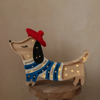 Lampe veilleuse chien French style éclairant doucement une chambre d'enfant.