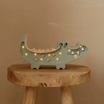 Veilleuse en forme de crocodile vert pastel Little Lights, parfait pour éclairer les soirées des enfants.