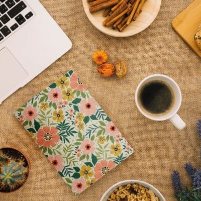 Carnet de notes A6 Floraison de Maison Joliette, illustré avec des motifs fleuris colorés.