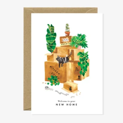 Carte postale New Home avec illustration de chat, plantes et cartons.