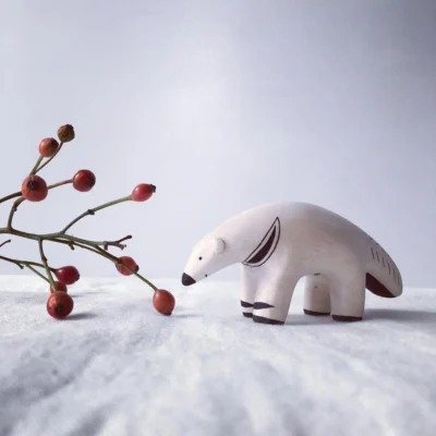 Figurine artisanale de fourmilier en bois Pole Pole T-Lab, durable et minimaliste.