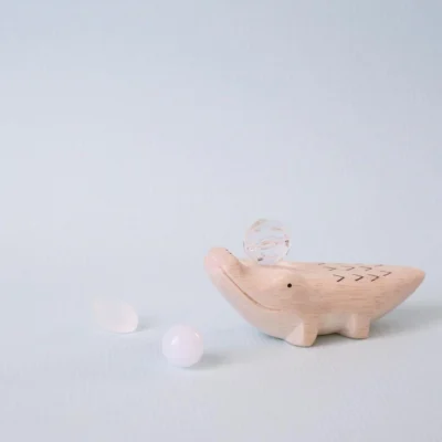 Figurine en bois Pole Pole crocodile, fait main, de la marque T-Lab, durable et minimaliste.