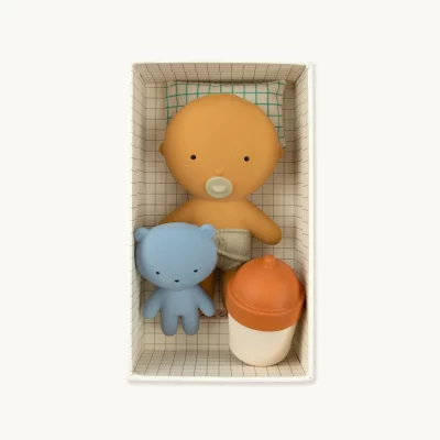 Bébé Pocket Peach We are Gommu avec ours et biberon, matière naturelle et sûre.