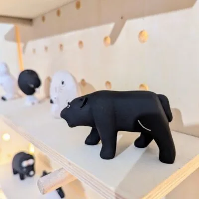 Figurine en bois Pole Pole T-Lab, représentant une panthère noire artisanale.
