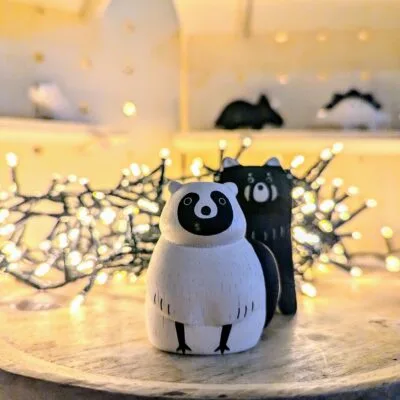 Tanuki fait main, figurine en bois Pole Pole de T-Lab, artisanat durable et minimaliste.