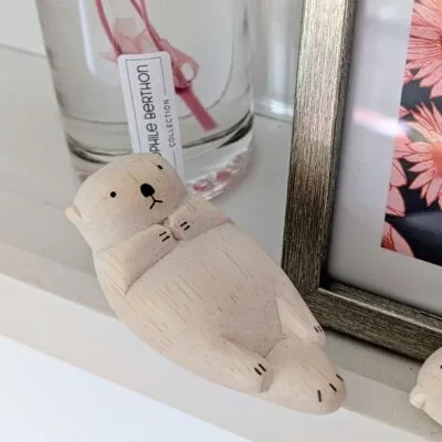 Loutre de mer, figurine artisanale en bois T-Lab durable et minimaliste.