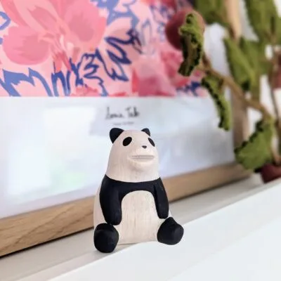 Figurine en bois Panda T-Lab artisanale et durable.