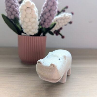 Hippopotame artisanal, figurine en bois Pole Pole de T-Lab, produit durable.