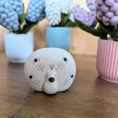 Paon artisanal, figurine en bois Pole Pole T-Lab, naturel et durable.