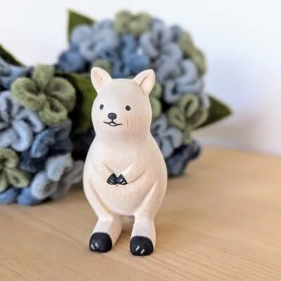 Quokka fait à la main, figurine en bois Pole Pole de T-Lab, produit naturel et durable.