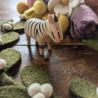 Figurine artisanale en bois Zèbre Pole Pole de la marque T-Lab, style épuré minimaliste.