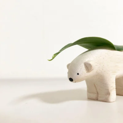 Ours polaire, figurine en bois Pole Pole, T-Lab, fabriquée à la main, durable et minimaliste.