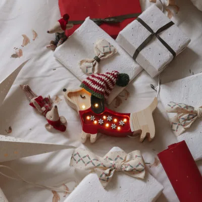 Lumière chaleureuse de la mini lampe chien Santa Helper de Little Lights.