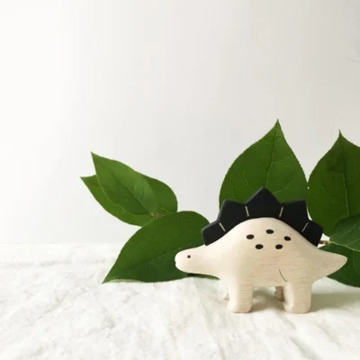 Stégosaure Pole Pole, figurine en bois T-Lab artisanale et durable.