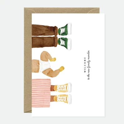 Carte Naissance 'Welcome Baby Family Member', illustration douce de pieds de famille.