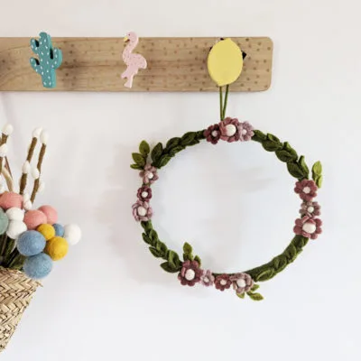 Couronne Anemone Wreath - Dusty Rose, décoration murale en feutre de Gry & Sif.