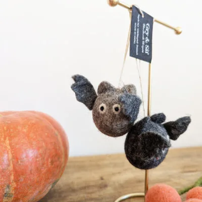 Lot de 2 petites chauves-souris à suspendre grises et noires, faites à la main par Gry & Sif.