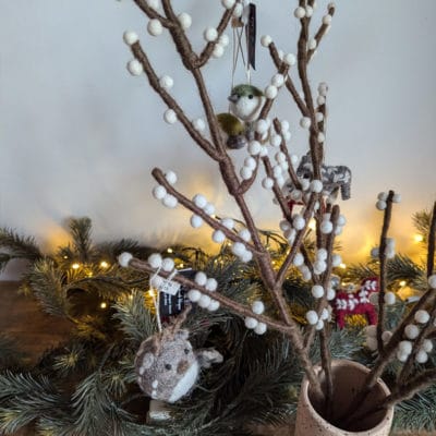 Branche de baies en feutre blanches avec des décorations suspendues Gry & Sif