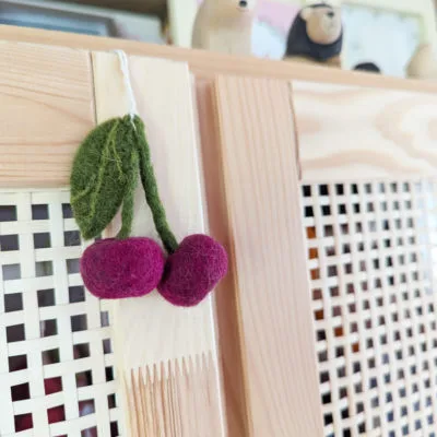 Cerises en laine feutrée rouge, fabriquées à la main par Gry & Sif.