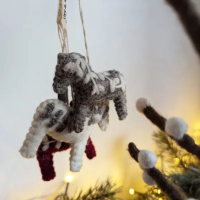 Trois petits chevaux Dala à suspendre, rouges, gris et blancs, fabriqués à la main par Gry & Sif.