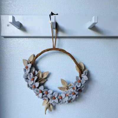 Couronne fleurie Dusty Blue Wreath Gry & Sif, décoration murale équitable.