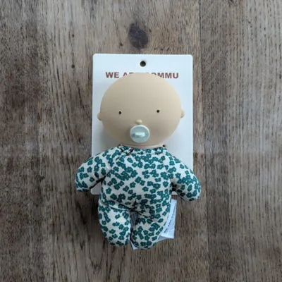 Nouveau-né tenant un Bébé Gommu corps mou Vanille, éco-friendly.