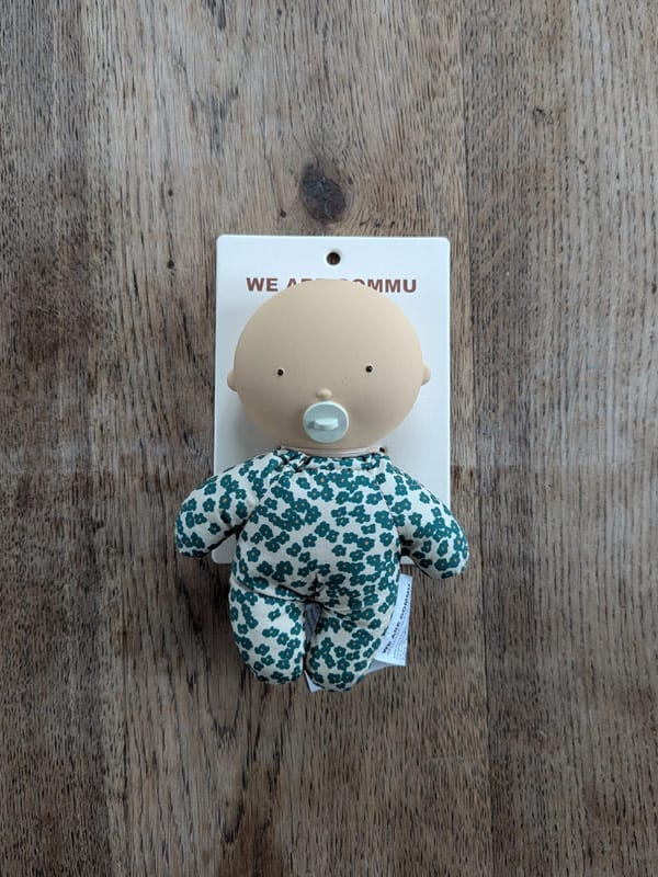 Nouveau-né tenant un Bébé Gommu corps mou Vanille, éco-friendly.