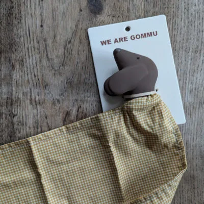 Doudou chien Gommu, jeu enfant naturel et durable, de We are Gommu.