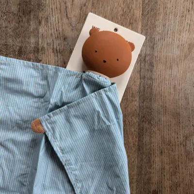 Doudou ours Gommu, jouet écologique et sûr en coton rayé bleu et blanc.