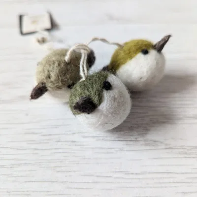 Lot de 3 oiseaux à suspendre en laine feutrée verts, fabriqué à la main par Gry & Sif.
