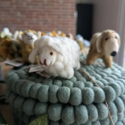 Mouton à suspendre blanc, fait main et équitable, en laine feutrée, Gry & Sif.