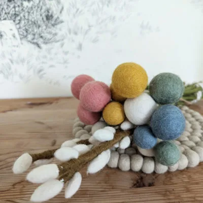 Bouquet Jayanti en feutre de laine coloré, fabriqué par Gry & Sif.