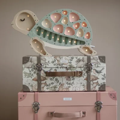 Lampe veilleuse Tortue Rose écume de mer de Little Lights éco-responsable et fabriquée en Europe.