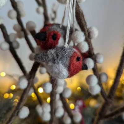 Trois oiseaux rouges en laine feutrée à suspendre, fabriqués à la main par Gry & Sif.