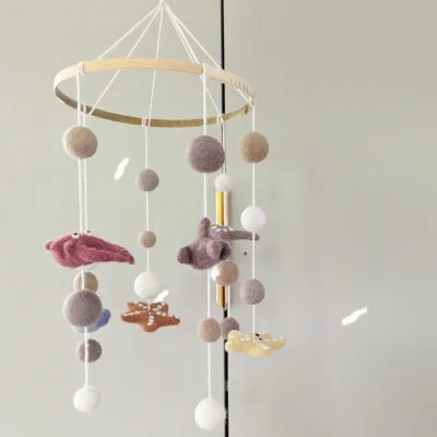 Mobile animaux marins feutré, fabriqué à la main par Gry & Sif.