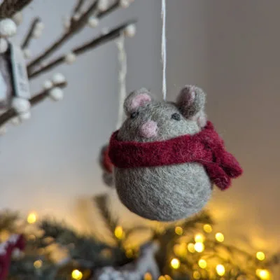 Souris à suspendre Gry & Sif en laine feutrée, fabrication artisanale népalaise.