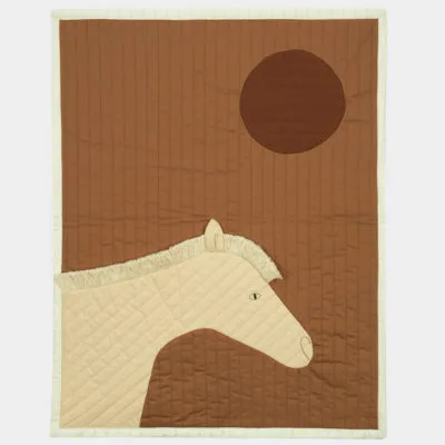 Plaid Matelassé Horse Nobodinoz beige, versatile comme décoration et tapis de jeu.