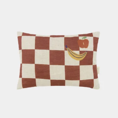 Coussin rectangulaire vibrant en lin français Nobodinoz, motifs Maroon checks fruits.