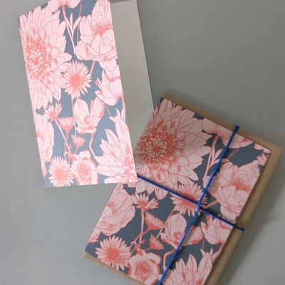 Vibrant floral 'Carte postale Alice Pink de Sonia Talbi', format 10x15cm.