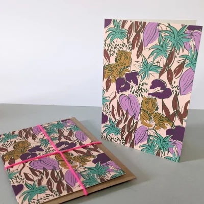 Carte postale Bengale aux motifs végétaux et animaliers colorés, volet ouvert.