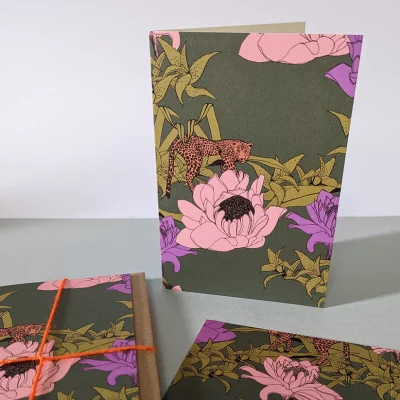 Carte postale Paresse Kaki aux motifs floraux et animaliers, avec enveloppe kraft.