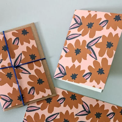 Carte postale Suzanne, 2 volets avec motifs floraux colorés, par Sonia Talbi.