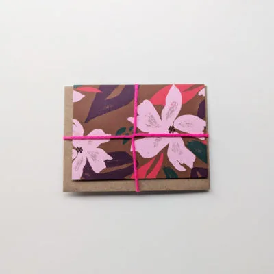 Mini carte postale Garden par Sonia Talbi aux motifs floraux vibrants.