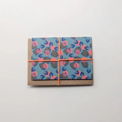 Mini carte postale Tulipdots de Sonia Talbi avec motifs floraux colorés.