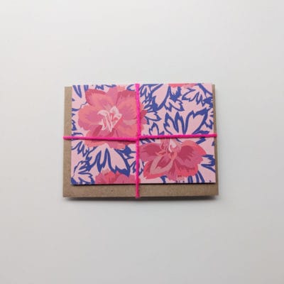 Mini carte postale Nina 2 volets avec motifs floraux vibrants.