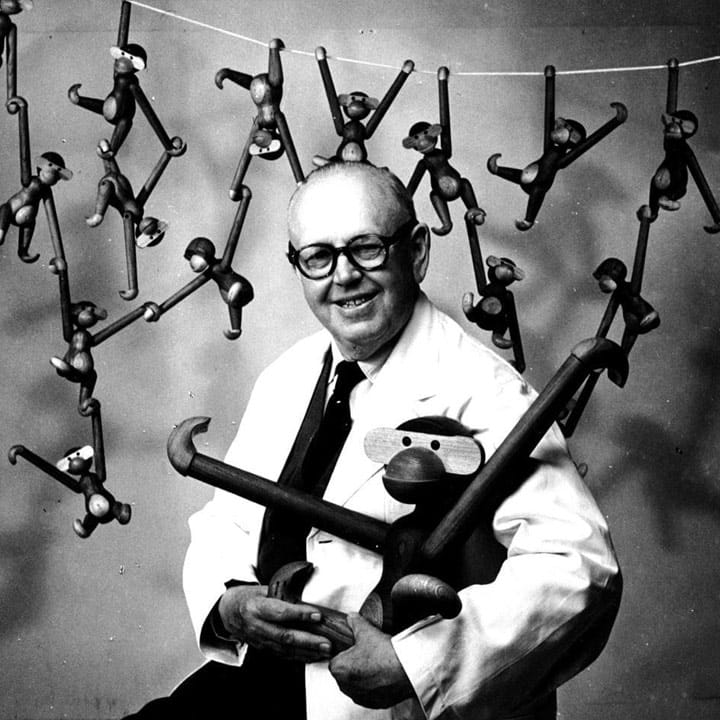 Le designer danois Kay Bojesen avec son singe en bois iconique.