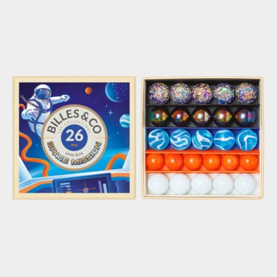 Coffret Space Mission de Billes & Co avec 26 billes de 5 variétés colorées.