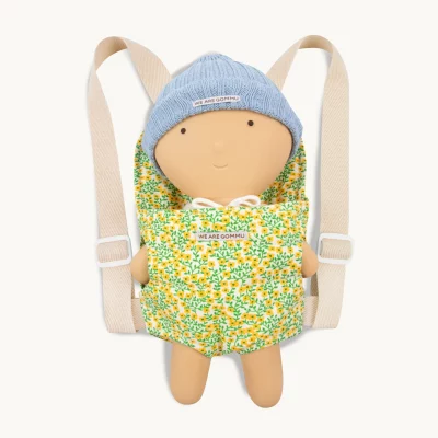 Porte-bébé Gommu Liberty vert et jaune, parfait pour le jeu en plein air.