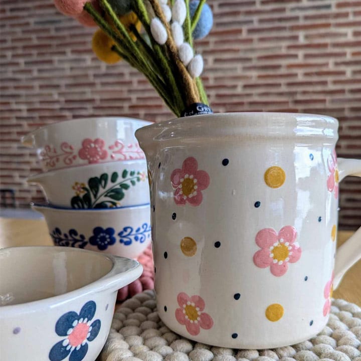 Pichet et bols bretons fleuris colorés de Maison Roussot